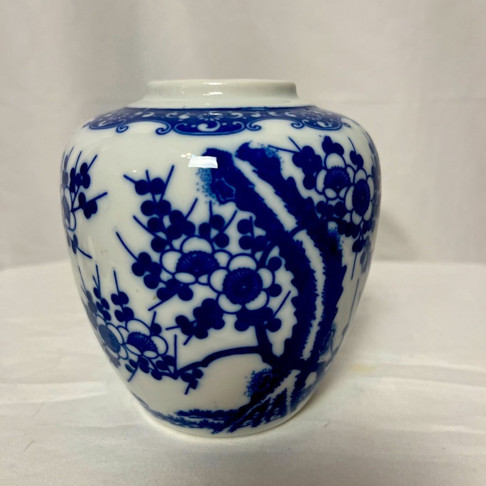 Small ginger jar shaped vase Blue and white